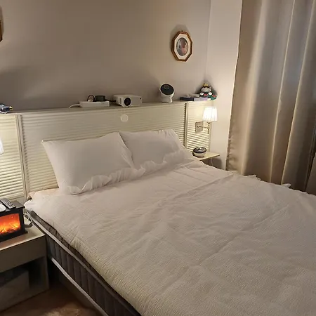Two Room Cozy And Cool House Food Alley
